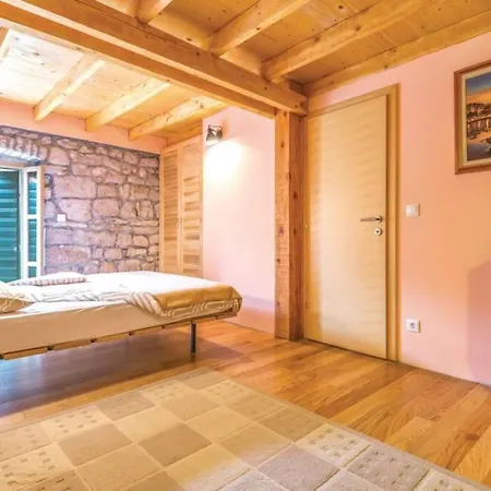 Apartment A Stone House 'pojata'
