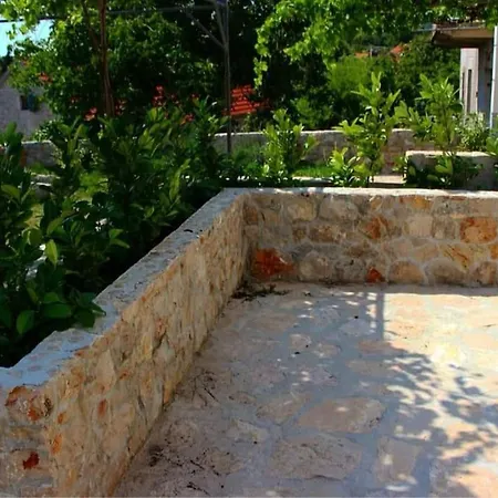 A Stone House 'pojata' Cista Provo