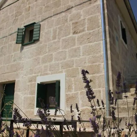 Apartment A Stone House 'pojata'
